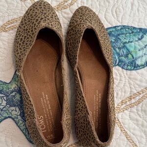 TOMS Women's Brown Leopard Flats Size 5